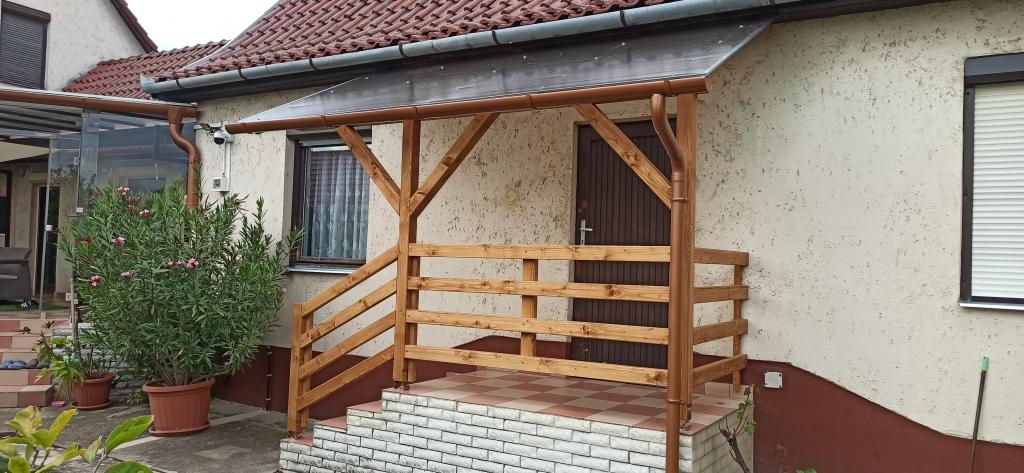 Elő tető polikarbonáttal fedve