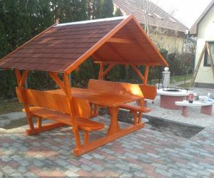 Rusztikus zsindelytetős kerti pad