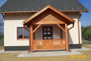 Elő tető bejárati ajtó elé(Debrecen)